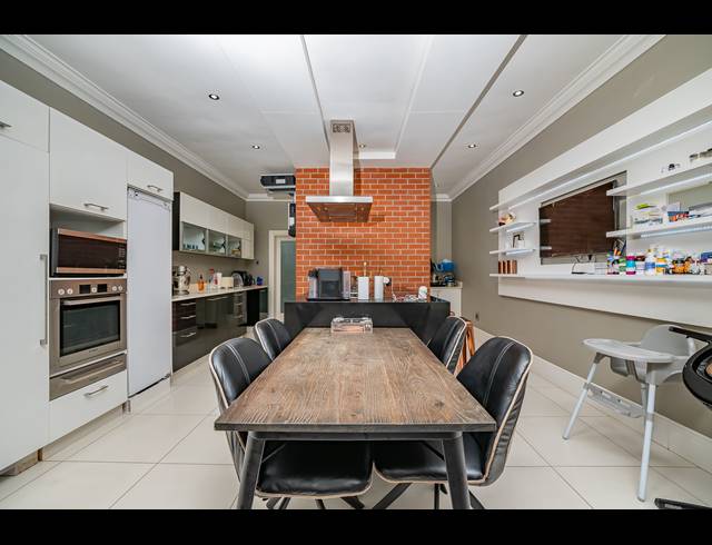 4 BEDROOM TOWNHOUSE FOR SALE IN ESSENWOOD